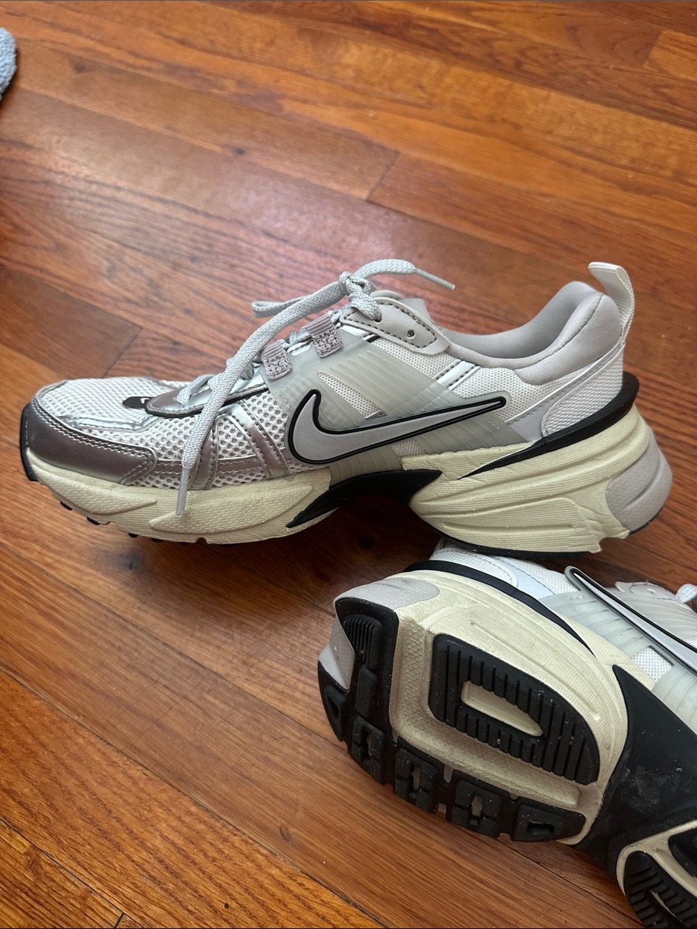Nike Silver and White Athletic Trainers - Picture 4 of 6
